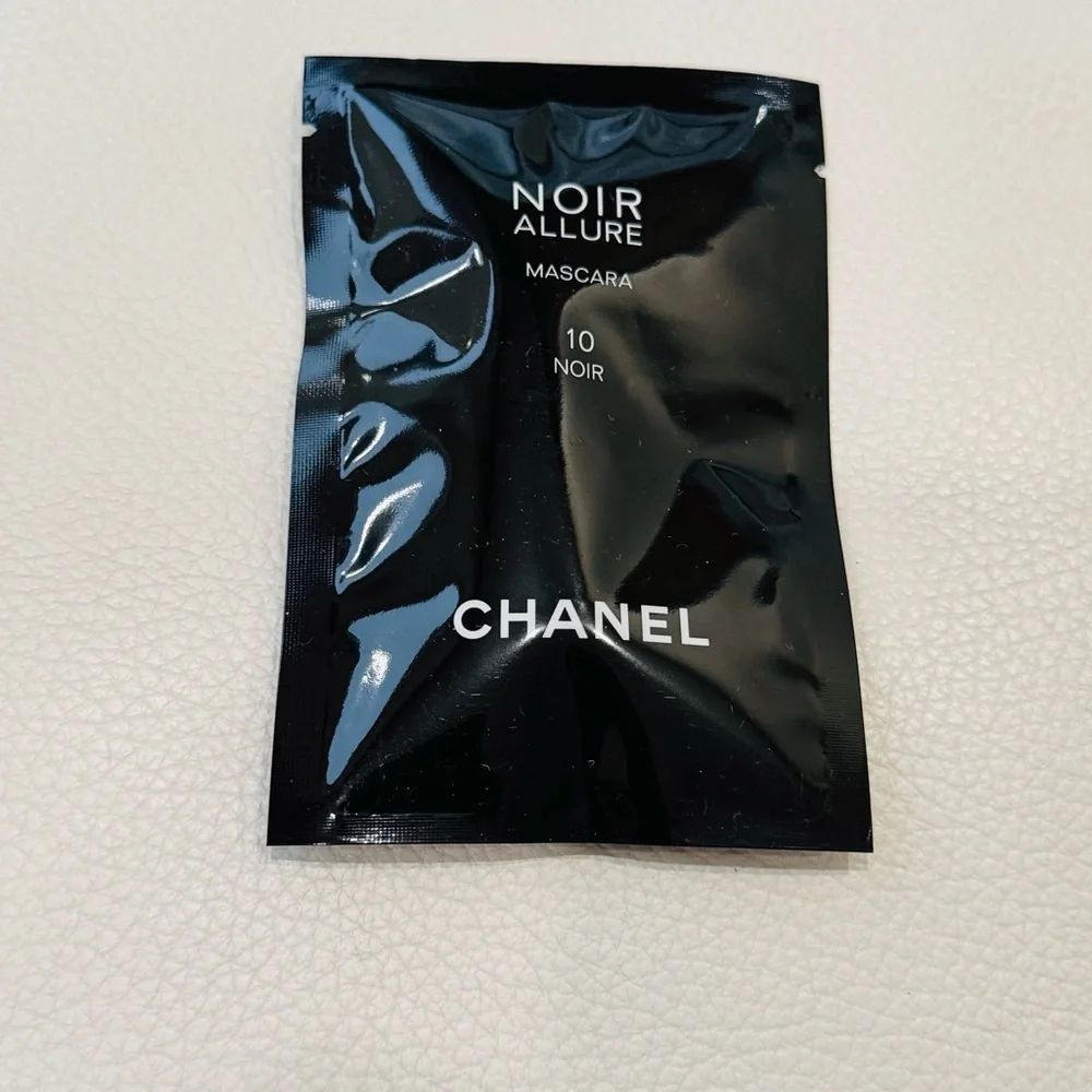 CHANEL Noir Allure Mascara in black noir sample